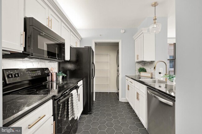 Primary Photo - 631 D St NW