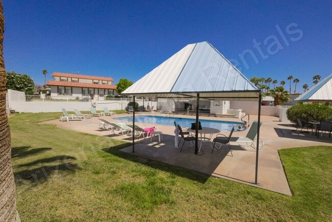 Building Photo - 1719 Los Lagos Dr