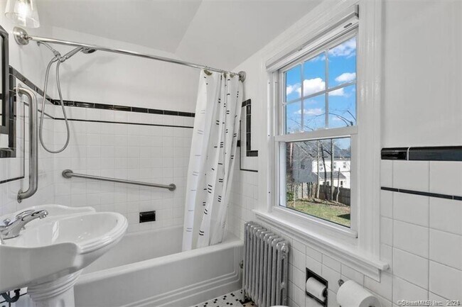 Building Photo - 21 Lilac Ave