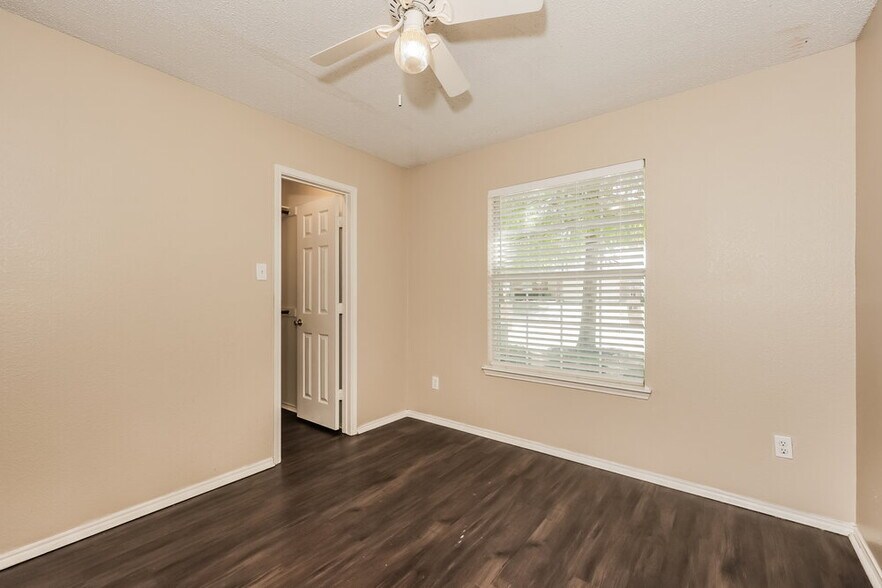 Building Photo - 2021 Wildwood Dr