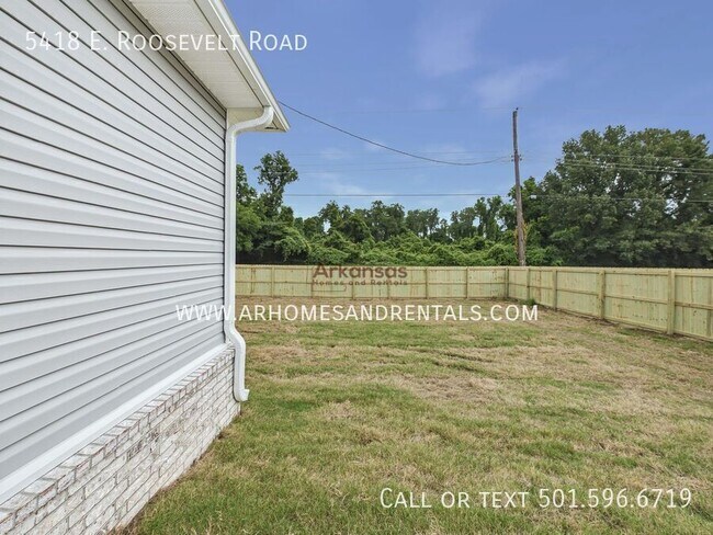 Building Photo - 5418 E Roosevelt Rd