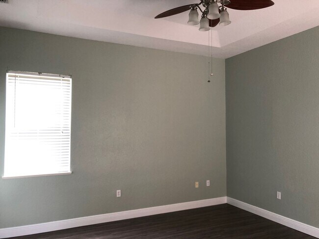 Building Photo - Large House with Bonus Room