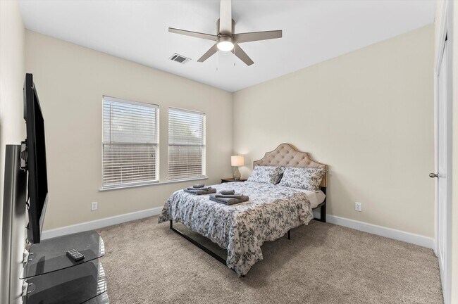 Building Photo - 3045 Clinton Dr