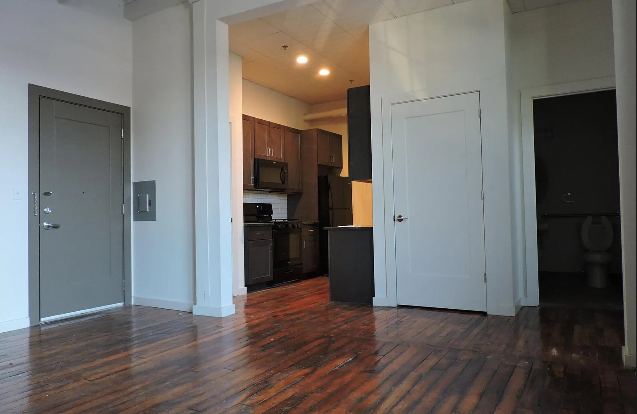 Front Door & Kitchen - 69 King St