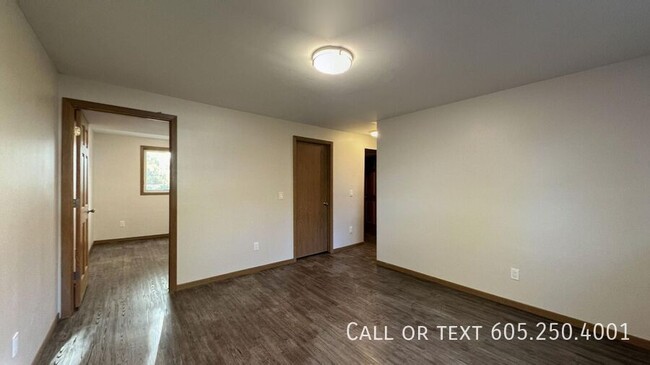 Building Photo - 4 bed 2 bath Newly Remodeled Home with att...