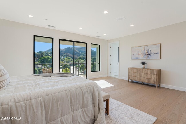 Building Photo - 252 Capri Dr