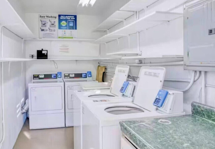 Building Photo - 3225 NE 16th St