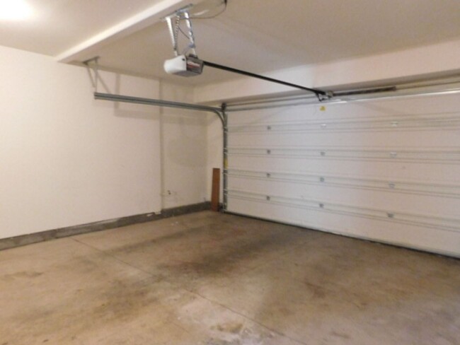 Building Photo - 4Bd/2.5Ba Two Story House - Available Soon!
