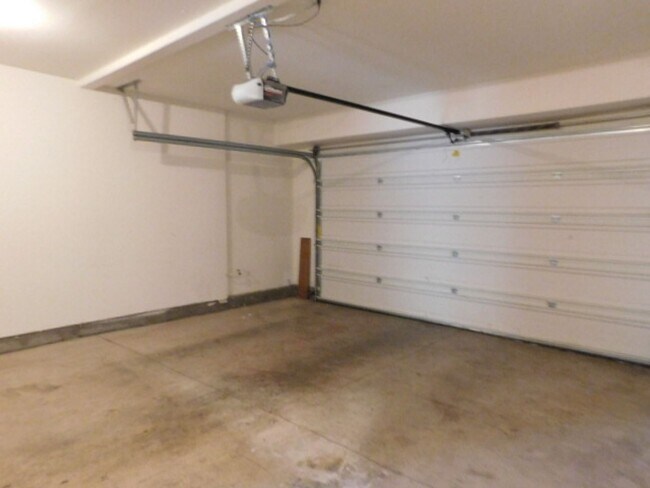 Building Photo - 4Bd/2.5Ba Two Story House - Available to View!