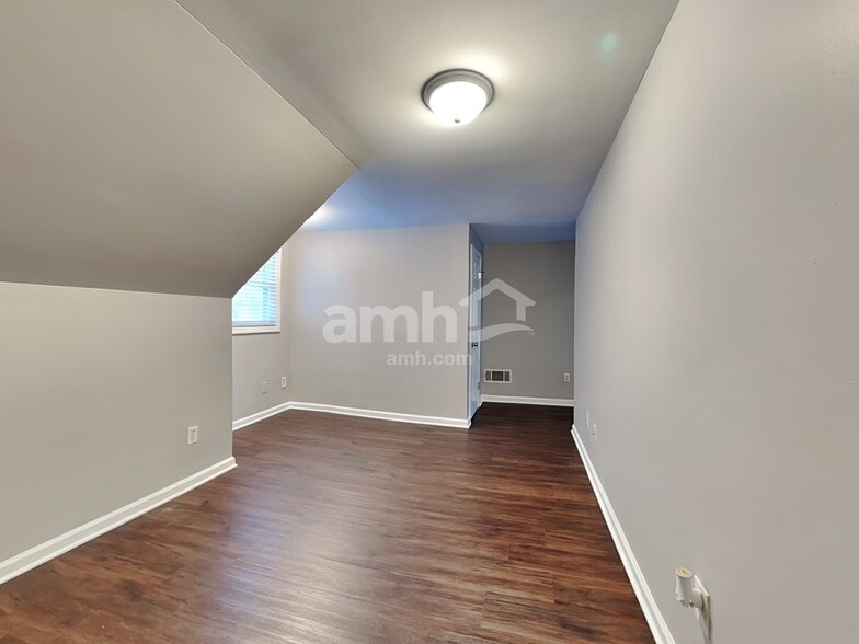 Building Photo - 132 Bush Dr