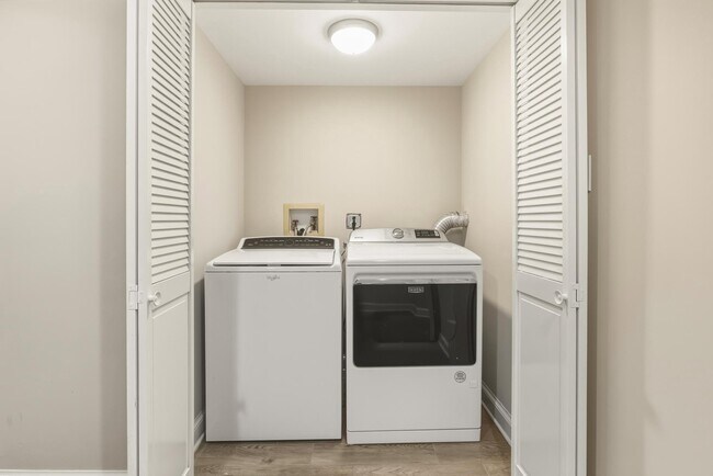 Building Photo - 2619 Woodley Pl NW