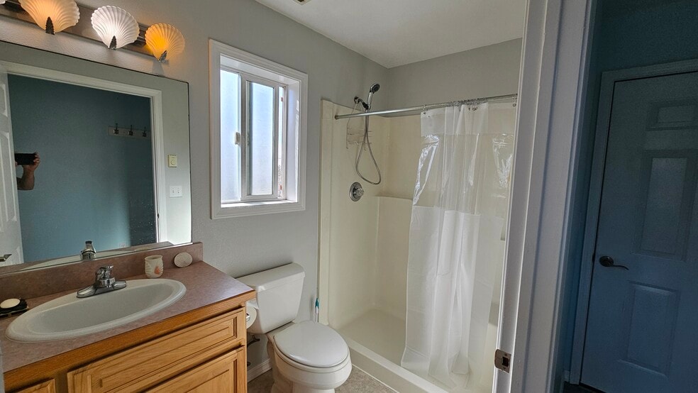 2 bathrooms 1 with hot tub - 1742 NE 14th St