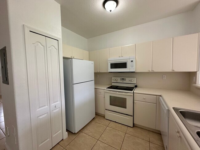 Building Photo - 2650 SE 16th Ter