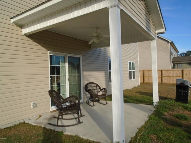 Building Photo - 4 BR 3.5 BA in Swansboro!