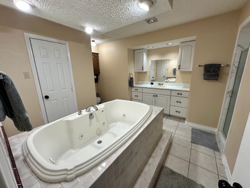 Building Photo - 4821 S Country Club Rd