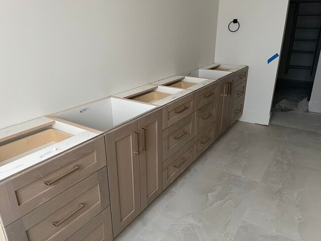 Building Photo - Awesome single story with 4 beds 4 baths and RV garage.