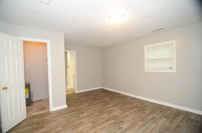 Building Photo - 2425 Tuxedo Dr NW
