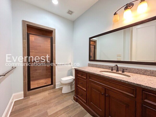 Building Photo - Spacious 7 Bed/8 Bath Home with Garage / Pet-Friendly / Available Now!