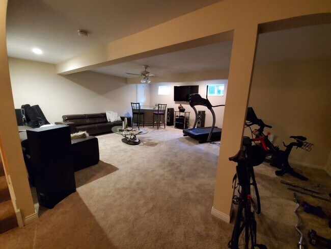 Building Photo - Executive home located near Bellbrook