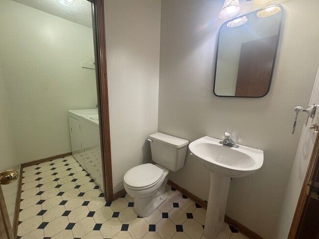 Building Photo - 2 bed 2 bath area Townhouse near Southpointe