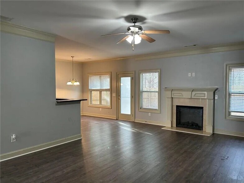Building Photo - 698 Channel Ln
