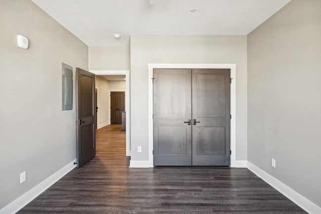 Building Photo - 120 N Main St