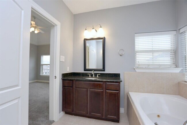 Building Photo - 114 Heights Blvd