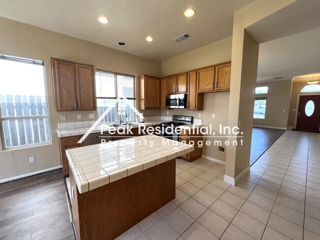 Building Photo - Wonderful Roseville 3bd/2ba House With 3 C...