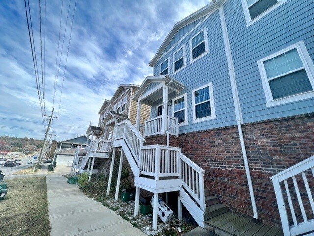 Building Photo - 893 W North St