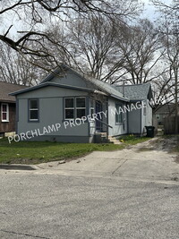 Building Photo - 2 bedroom home near Campbell Field