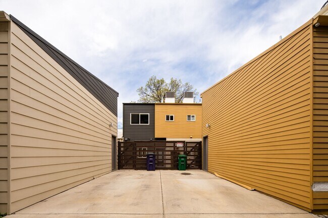 Building Photo - Modern 3 bed / 4 bath, 3 story townhome!