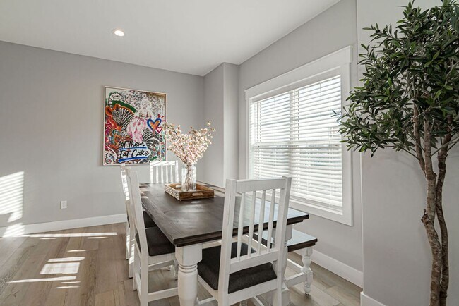 Building Photo - Fully Furnished Townhome – Utilities & WiF...