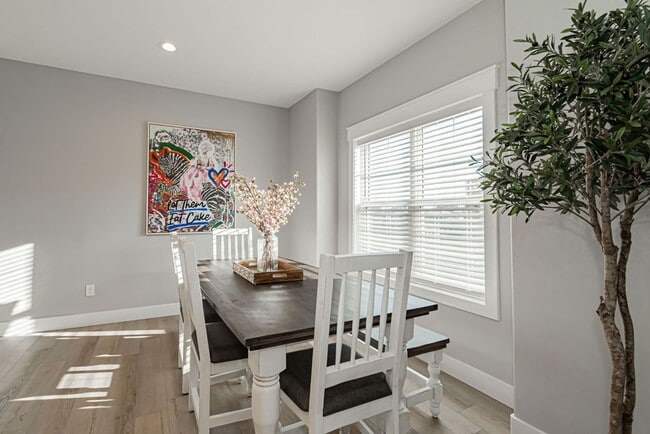 Building Photo - Fully Furnished Townhome – Utilities & WiFi Included!