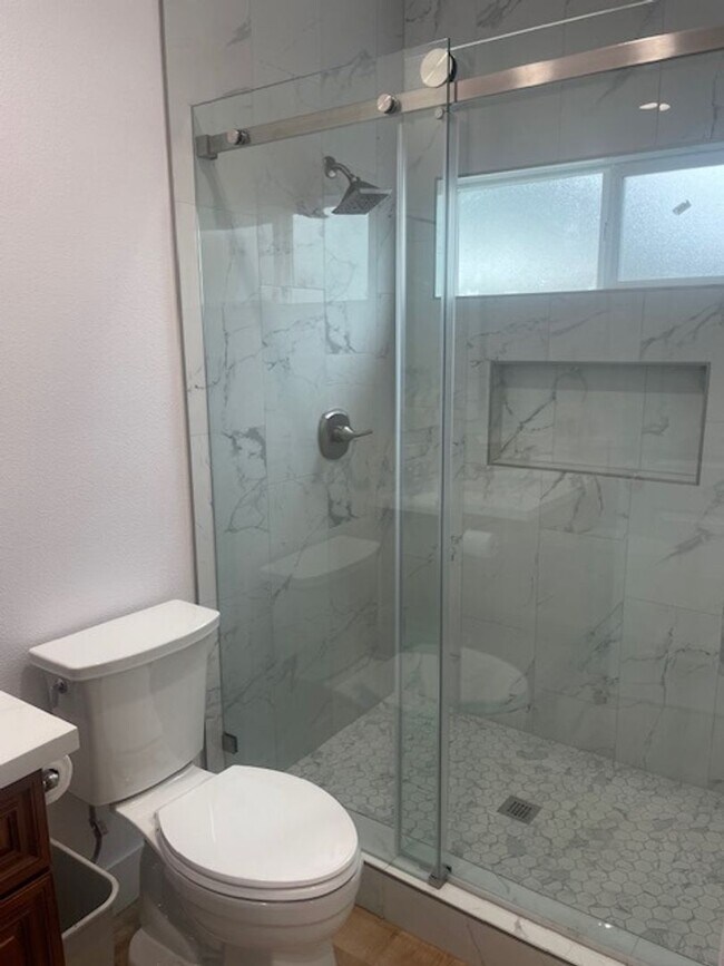 Building Photo - Beautifully Furnished 1 Bdrm 1 Bath House ...