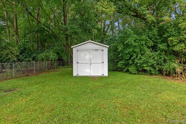 Building Photo - 15403 Maxwell Ave