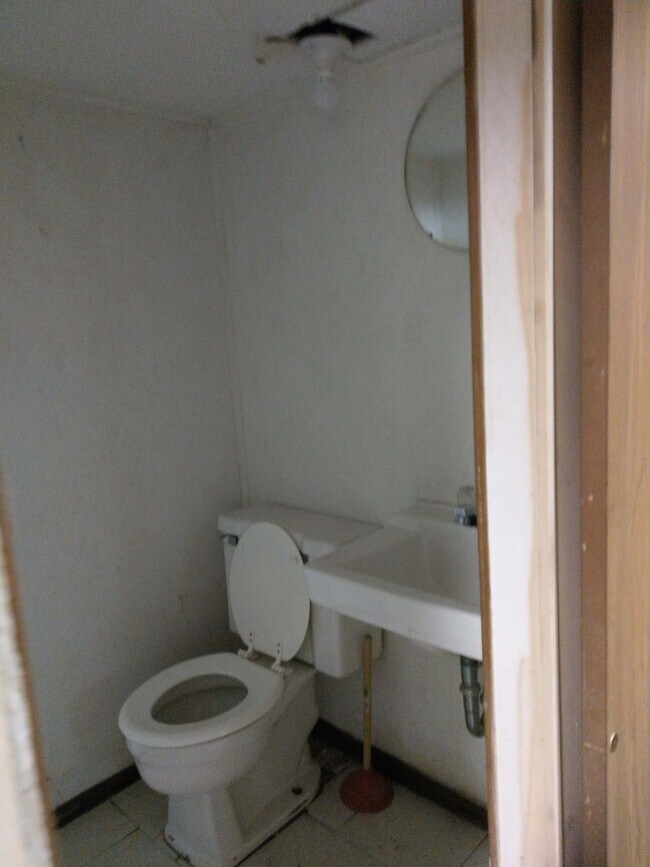 Building Photo - Quaint 3 bed 1.5 bath with detached garage close to everything