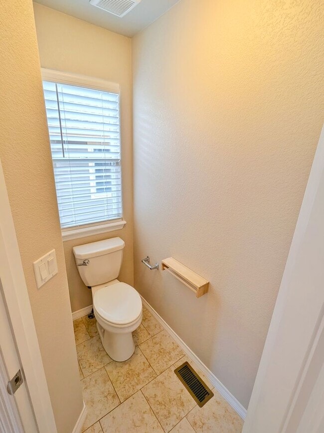 Building Photo - 5 Bedroom Three Bathroom Single Family Home in Monument