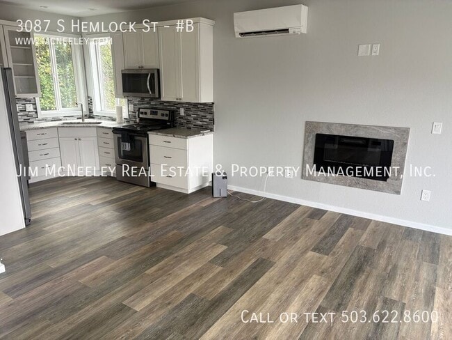 Building Photo - 3087 S Hemlock St