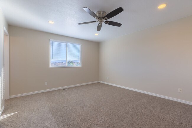 Building Photo - Darling home in desirable Little Valley with a PRIVATE POOL!