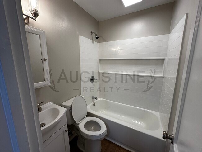 Building Photo - 2723 Robin Hood Dr