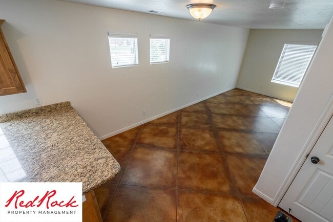 Building Photo - DOG-FRIENDLY 4 Bedroom Townhome with INTER...