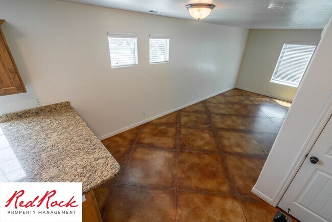 Building Photo - DOG-FRIENDLY 4 Bedroom Townhome with INTERNET INCLUDED!