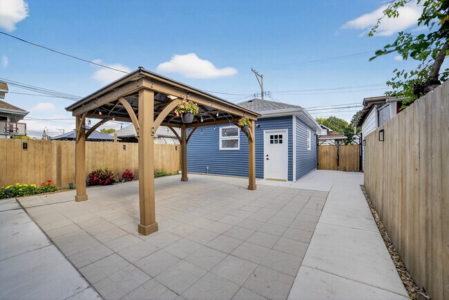 Building Photo - 3019 N Kenneth Ave