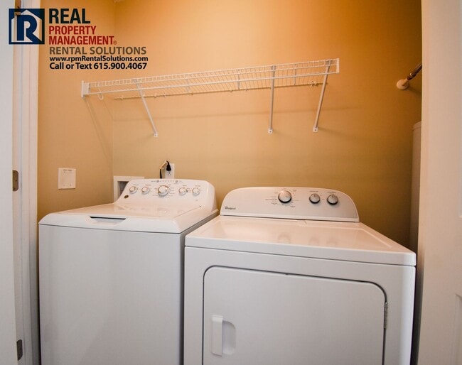 Building Photo - Two bedroom townhome in GREAT location! Wa...