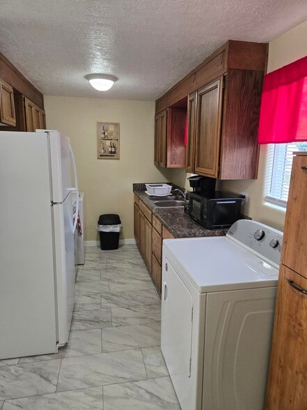 GALLEY STYLE KITCHEN - 1713 Anderson St