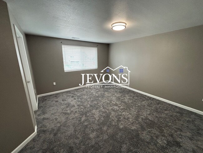 Building Photo - $500 Rent Credit - Charming 4-bedroom home...