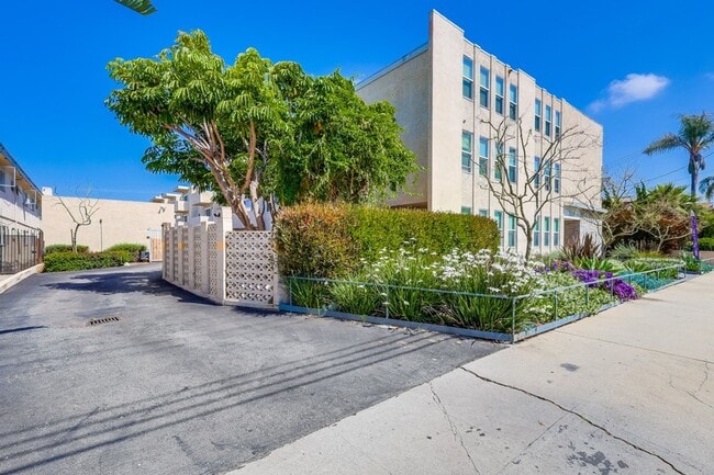 Building Photo - 537 E Hyde Park Blvd