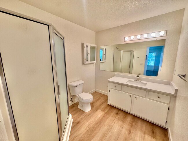Building Photo - 2 WEEKS FREE RENT! Beautifully Remodeled, Easy Living Townhome. Location, Location!