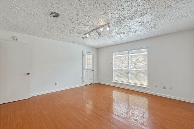 Building Photo - 16319 La Luna Dr