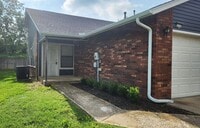 Building Photo - 3 Bed 2 Bath 2 Car Garage in Highly Desired Jenks Schools